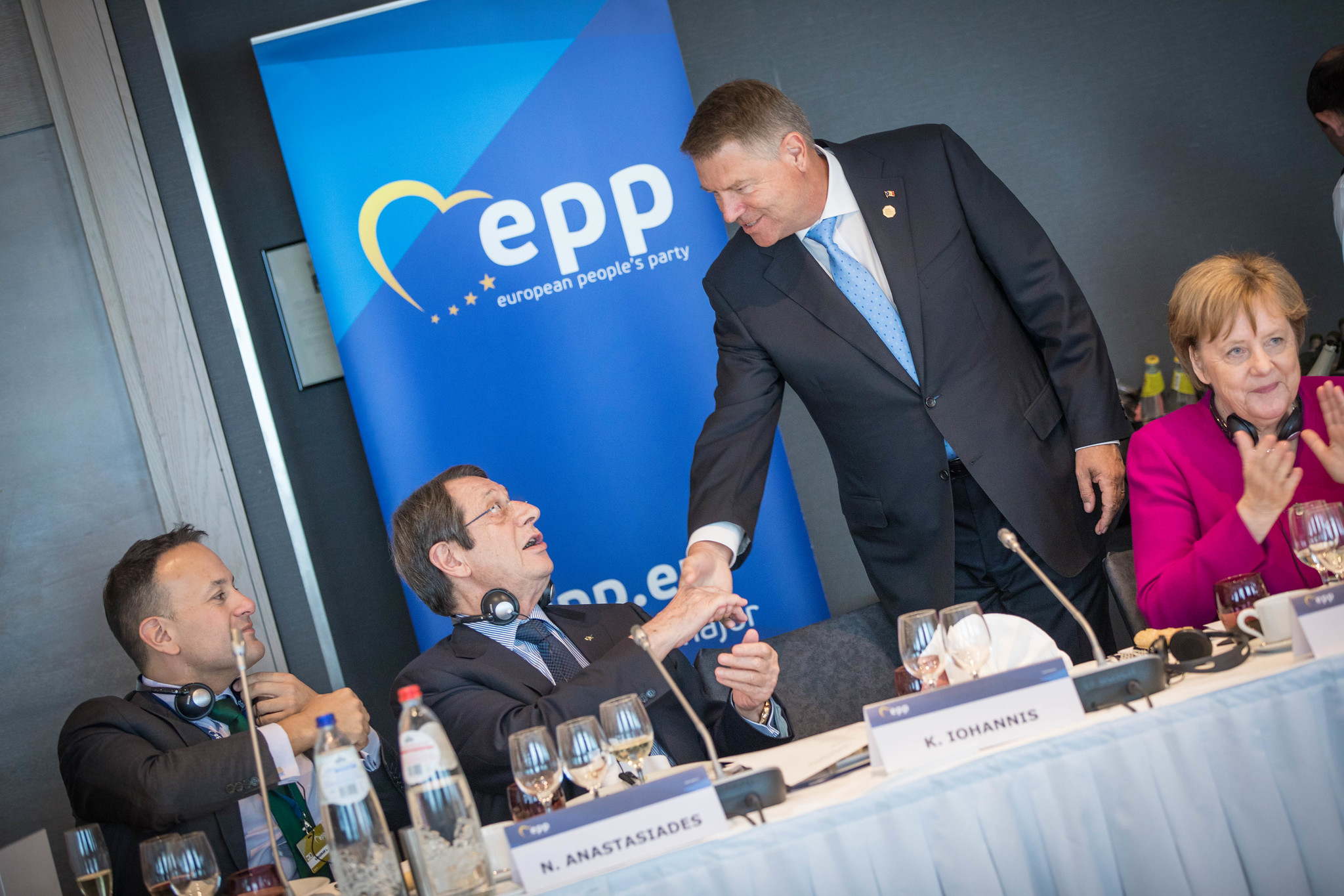 Aplauzele Angelei Merkel. Klaus Iohannis, ovaționat de liderii PPE pentru „succesul referendumului pentru statul de drept”