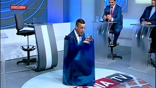 VIDEO. Butaforie macabră la RTV: Ciutacu în butoi. Le-a batjocorit pe fetele arse de Dincă. L-a depășit în grobianism pe Tolea Ciumac