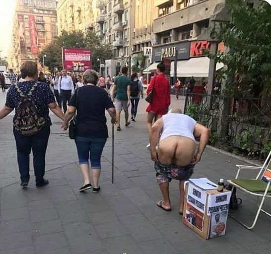Am aflat cine strânge semnături în curu’ gol pentru Pleșcoianu, în Piața Romană! S-au scumpit chiloții la ruși?!