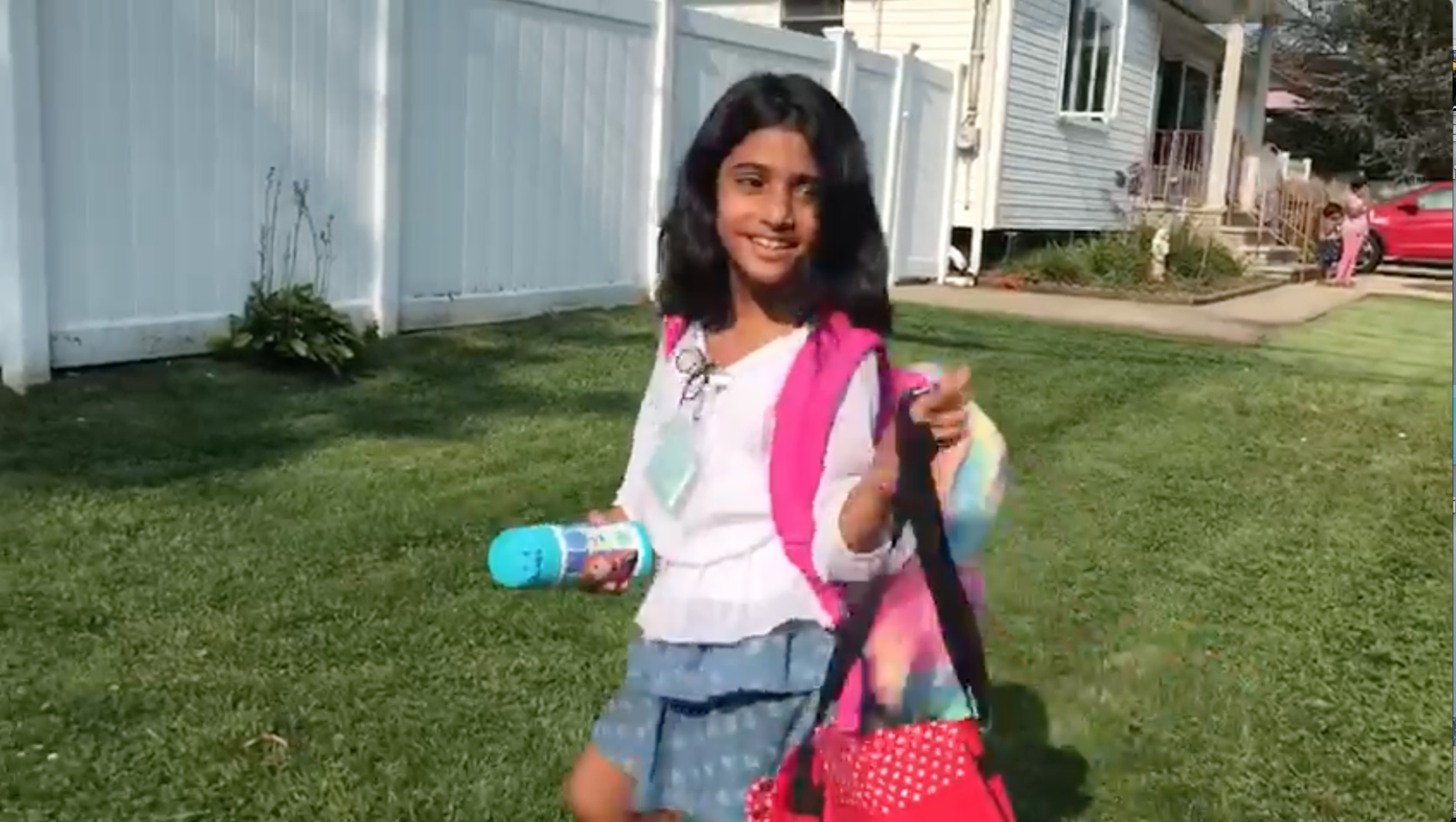 VIDEO. Prima zi de școală a Sorinei la New York. Pasagerul din School Bus și cei doi prieteni lățoși