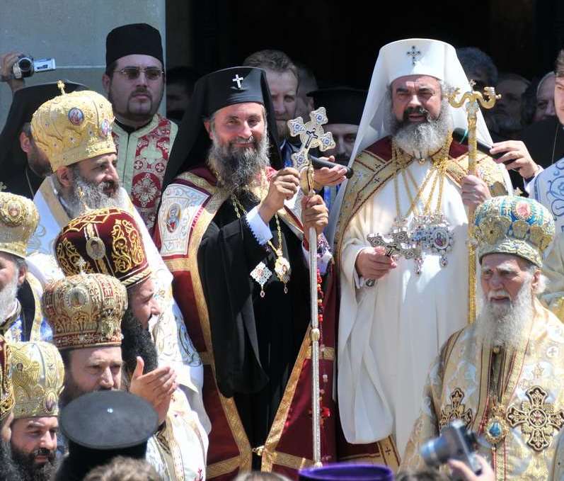 De ce să nu fie transparență și în privința averii liderilor religioși din România? Semnați inițiativa DeClic!