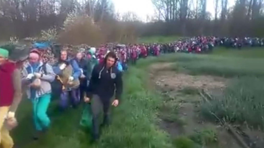 Fake-news grosolan la Antena 3: imagini din 2016 au fost „mutate” în 2020, ca să arate „sclavia” muncitorilor români în Germania!