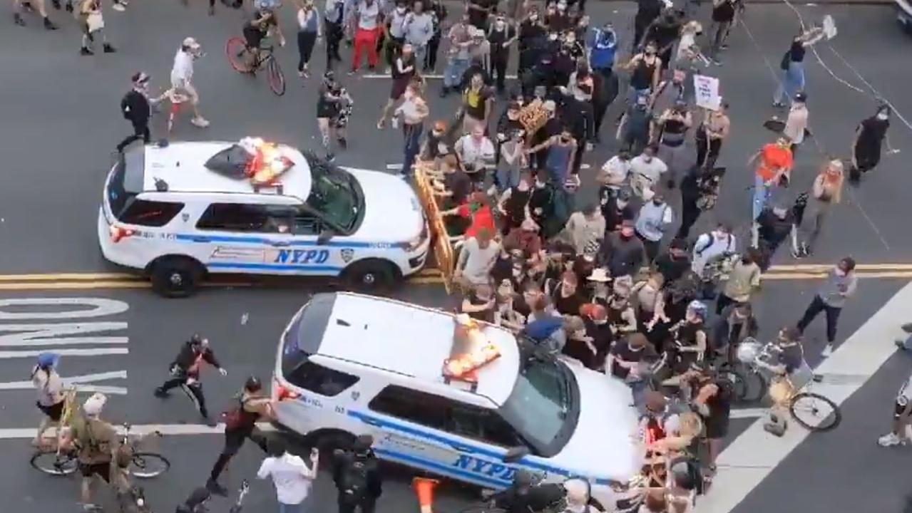 VIDEO. Imagini șocante din New York: mașinile Poliției intră deliberat în mulțime. America o ia razna după moartea lui George Floyd