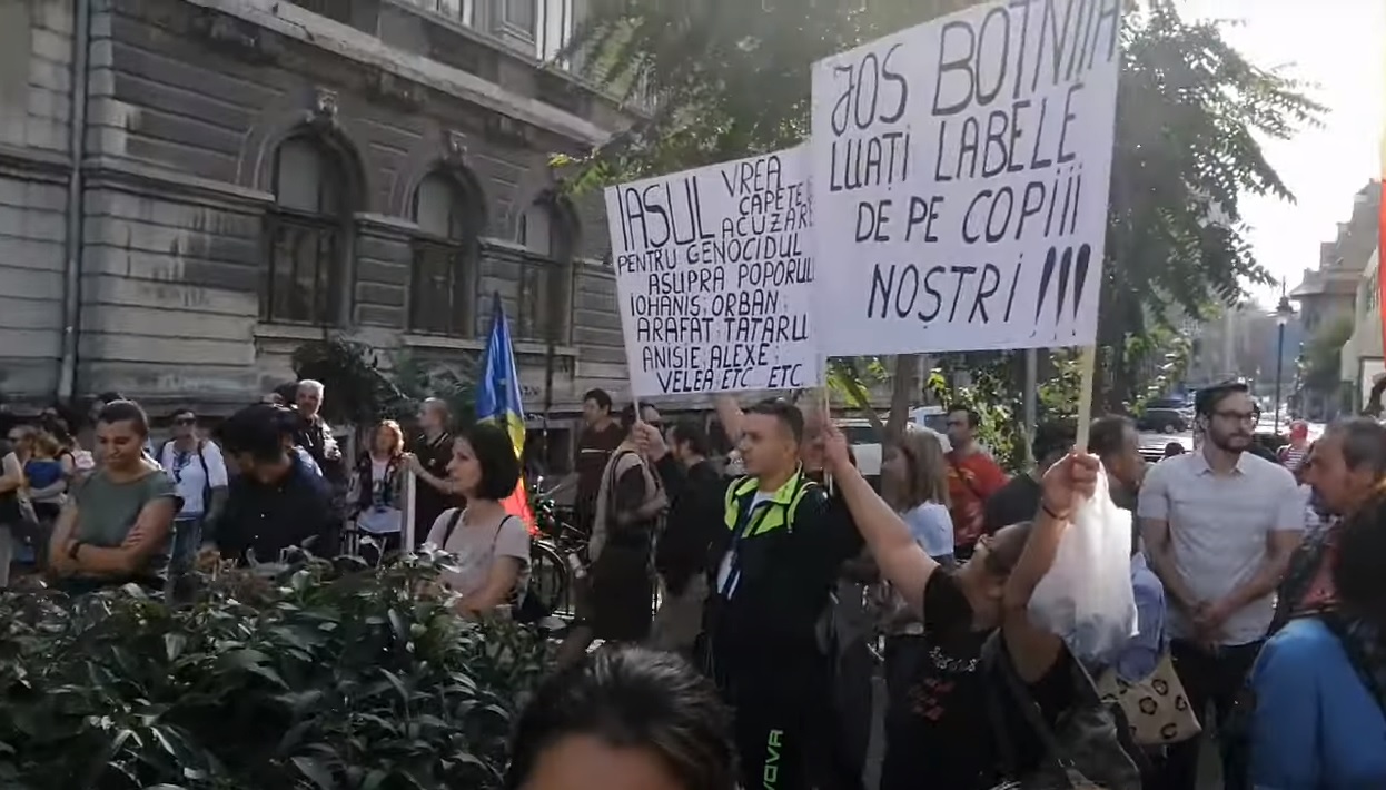 Sute de părinți conspiraționiști, susținuți de avocați antivacciniști, dau în judecată statul român pentru că le apără copiii de Covid. Masca e folosită în clase peste tot în lume