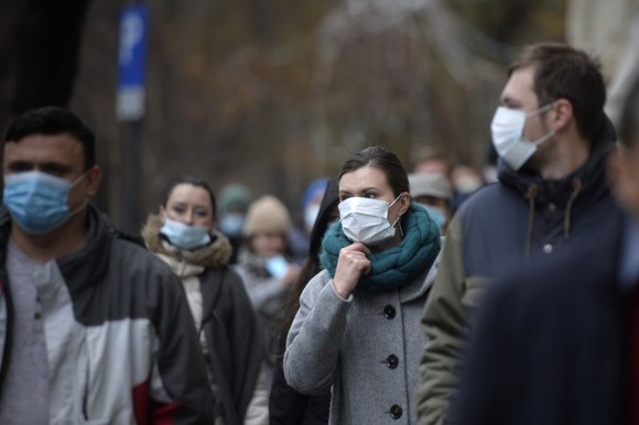 ÎCCJ: Obligația de a purta masca în aer liber este legală. Lovitură cruntă încasată de activiștii „anti-botniță”
