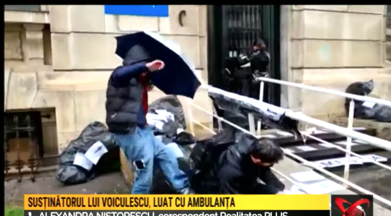 VIDEO. Scene înfiorătoare cu anarhistele rusofile. Cerva: „Câta picior i-am tras în cur! I-a sărit curu’ în aer!”. Lovin: „I-am vărsat cafeaua în cap! L-am călcat pe mână!”