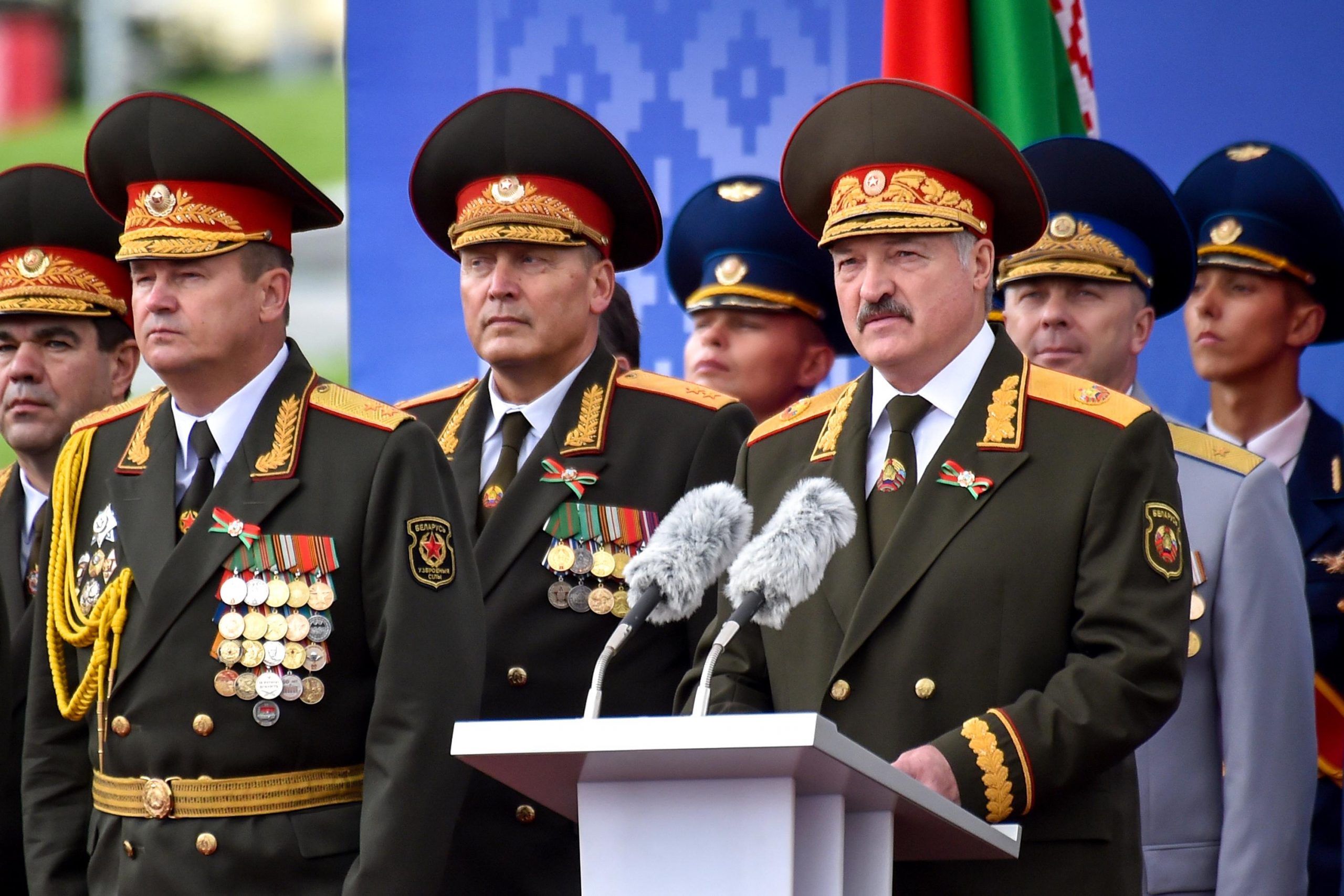 Belarus intră în „era Ceaușescu”: cetățenilor li se interzice să mai iasă din țară. Sub pretextul epidemiei de Covid (pe care până acum a negat-o!), Lukașenko a izolat complet statul