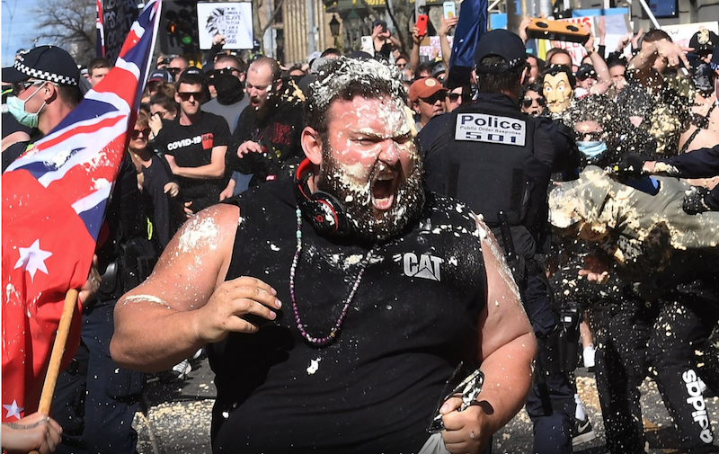 Șoșocarii australieni au provocat scene de război pe străzile din Sydney și Melbourne. Protestatarii anti-lockdown s-au bătut cu polițiștii