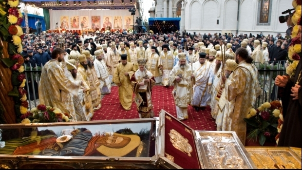 România e un cimitir Covid, Biserica o ține din pelerinaj în pelerinaj. După Sf. Parascheva, urmează Sf. Dumitru (o săptămână!) și Sf. Andrei