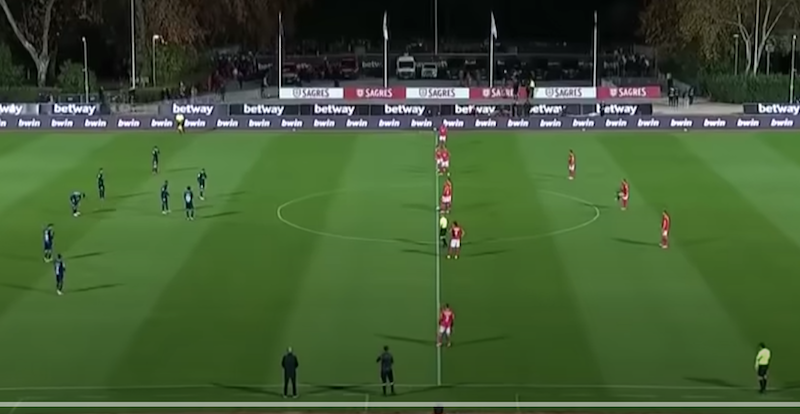 VIDEO. Primul meci de fotbal oprit din cauza Covidului. Benfica avea 7-0 la pauză, adversara sa a rămas doar cu 6 jucători. Un portar a jucat fundaș