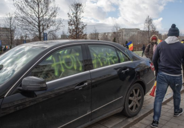 Incident diplomatic deosebit de grav: huliganii de la protestul AUR au vandalizat mașinile ambasadorilor SUA și Japoniei. Ministrul Bode a mințit penibil