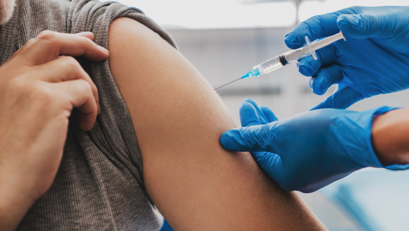 A încercat să se vaccineze anti-Covid într-un braț fals, de silicon, pentru a obține Certificatul Verde! A fost prins și are dosar penal
