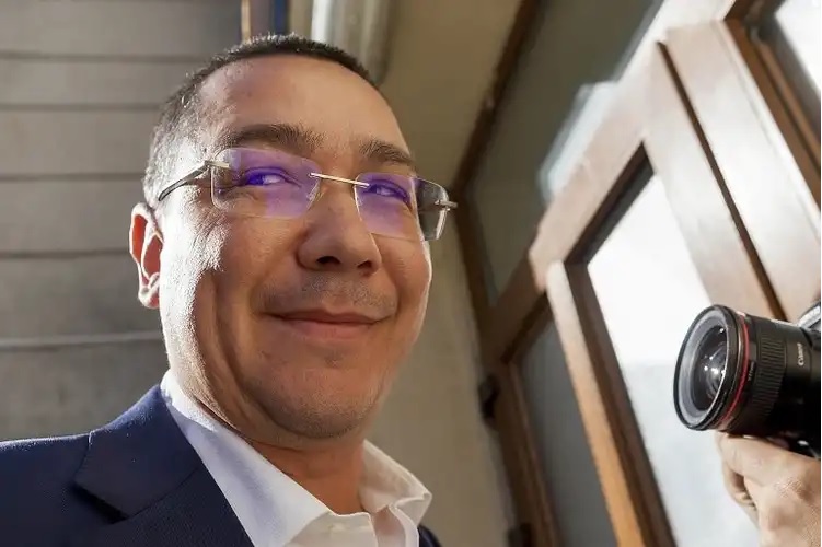 De râsul curcilor: plagiatul lui Ciucă, apărat de „dottore” Ponta! Concluzia lui Paleologu: „Când văd că-l apără Ponta, mi se face milă de Ciucă“