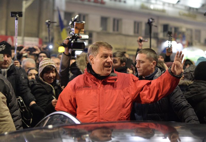 Românii nu-i iartă „trădarea” lui Iohannis. Ironii mușcătoare: „Să nu ne scapi și de ruși cum ne-ai scăpat de PSD!” / „Vorbim cu Putin să nu atace în weekend, că e închis la Cotroceni”