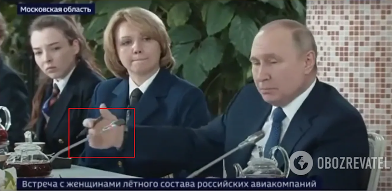VIDEO. Putin și-a măsluit întâlnirea cu stewardesele de la Aeroflot, pentru a arăta că stă aproape de oameni, nu ascuns într-un buncăr! Propaganda Kremlinului a suprapus filmări diferite. „Pe înregistrare cu încetinitorul, se poate vedea cum mâna lui trece liber prin suportul metalic al microfonului”