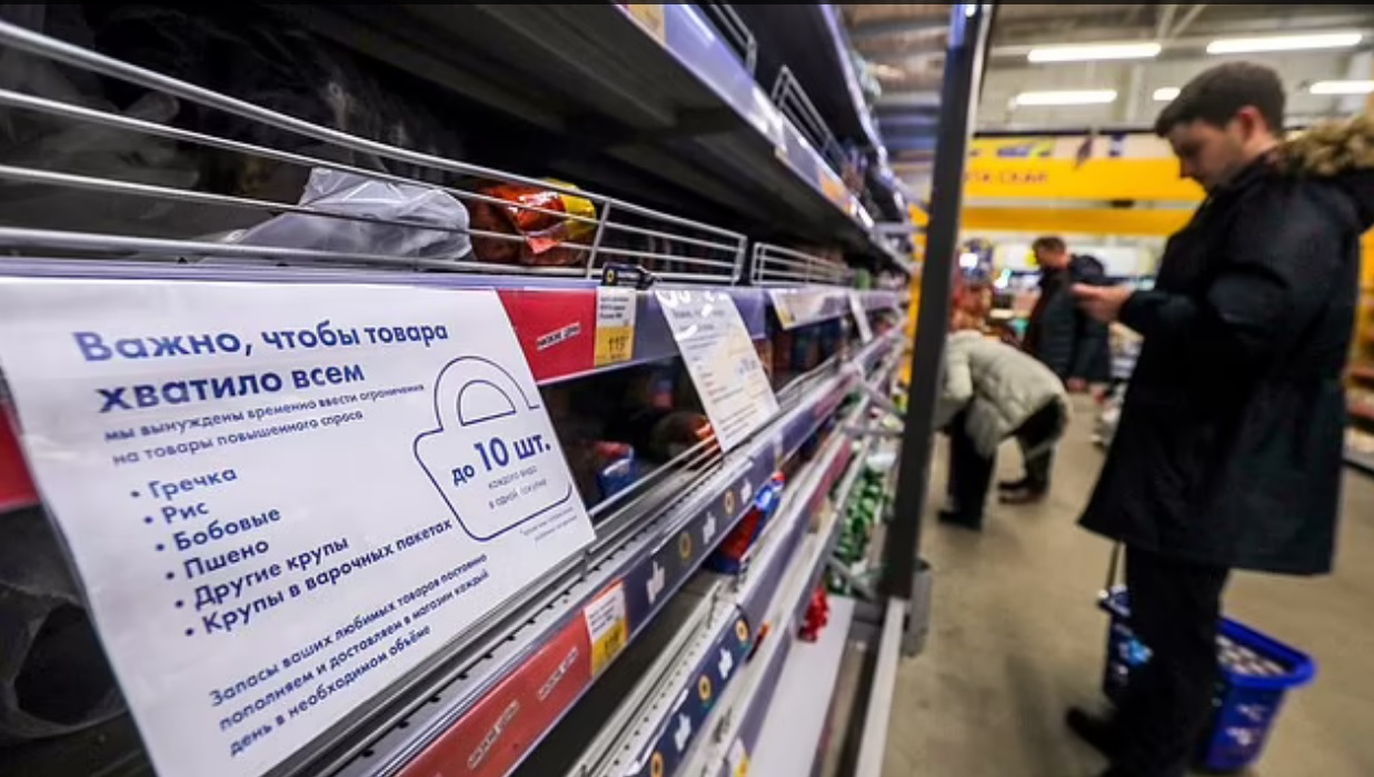 Rusia intră în incapacitate de plată la mijlocul lunii viitoare. Economia e în pragul colapsului, Banca Națională impune restricții drastice. Disperați, rușii încearcă să-și vândă petrolul cu discount de 20%