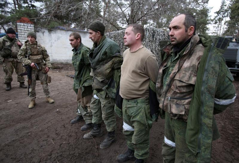 Unități întregi ale invadatorilor ruși refuză să mai lupte, după ce ucrainenii le-au distrus o brigadă de elită și au capturat un colonel de aviație