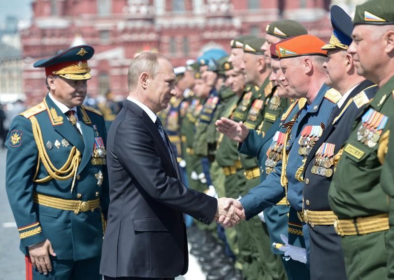 „Ce e în neregulă cu armata rusă?” Analiza amiralului Stavridis, ex-comandant NATO: „Rușii se prezintă nu ca o armată sofisticată din Secolul XXI, ci ca o forță brută din Al Doilea Război Mondial. Modernizarea a eșuat”