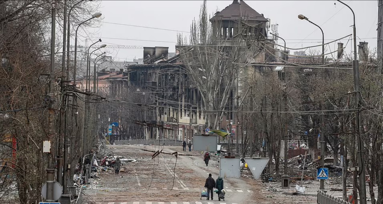 Rușii plănuiesc un „carnaval al groazei“ pe 9 mai, în Mariupolul distrus. S-a ordonat curățarea de morți și dărâmături a unei zone în centru, pentru parada militară