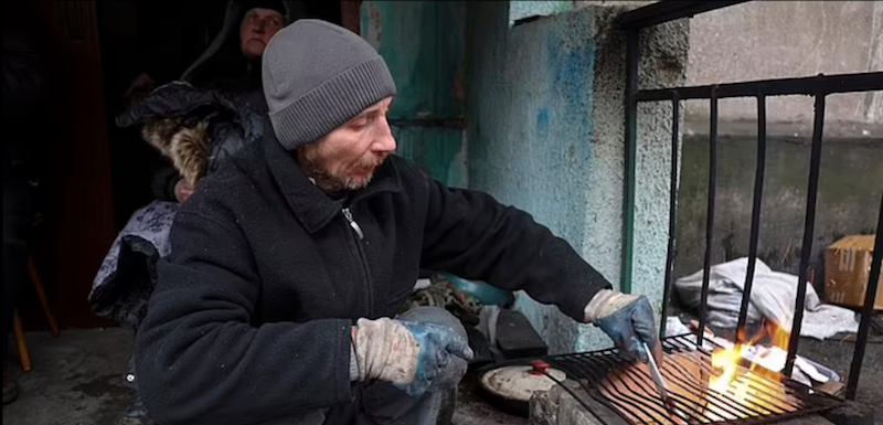 Putin îi înfometează pe ucraineni ca Stalin în timpul Holodomorului. „Oamenii beau apă din calorifere și bălți. De foame, au mâncat câini fără stăpân”