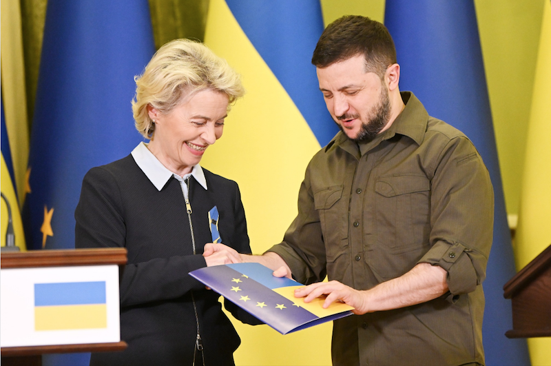 Șefa Comisiei Europene către Zelenski: „Dragă Volodmir, aici începe drumul vostru către Uniunea Europeană. În acest plic…”