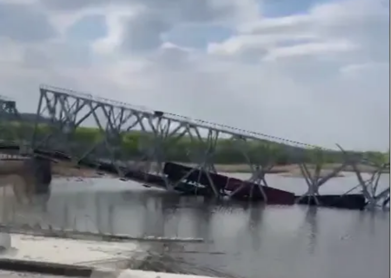 Lovitură năprasnică în Donbass: ucrainenii au detonat un pod cu vagoane rusești. Trenul a ajuns pe fundul râului Doneț