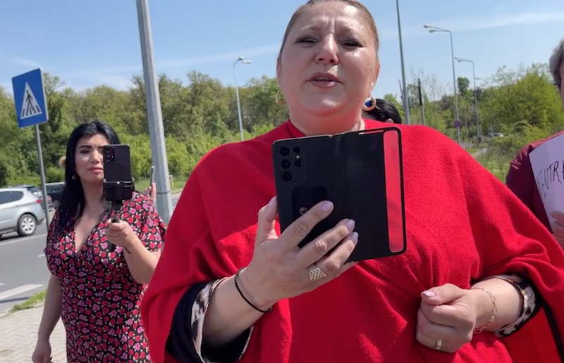 VIDEO. Balamucul Șoșoacă s-a mutat la Ambasada SUA, la 34 de zile după primirea prietenească de la Ambasada Rusiei. Acum, și cu Bahmuțeanca!