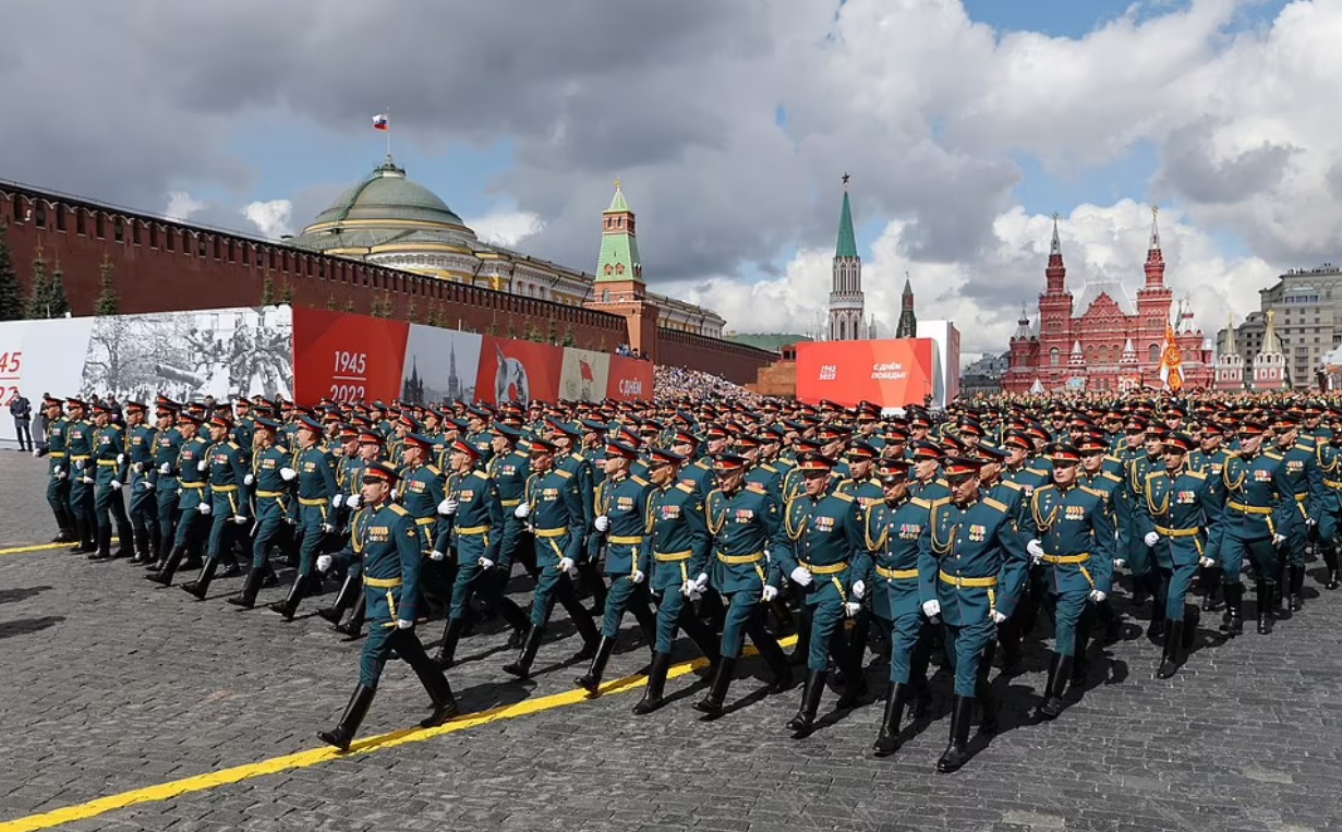 Delirul festiv al lui Putin: Occidentul se pregătește „să ne invadeze țara”! Trupele rusești au afișat simbolul “Z” al războiului din Ucraina