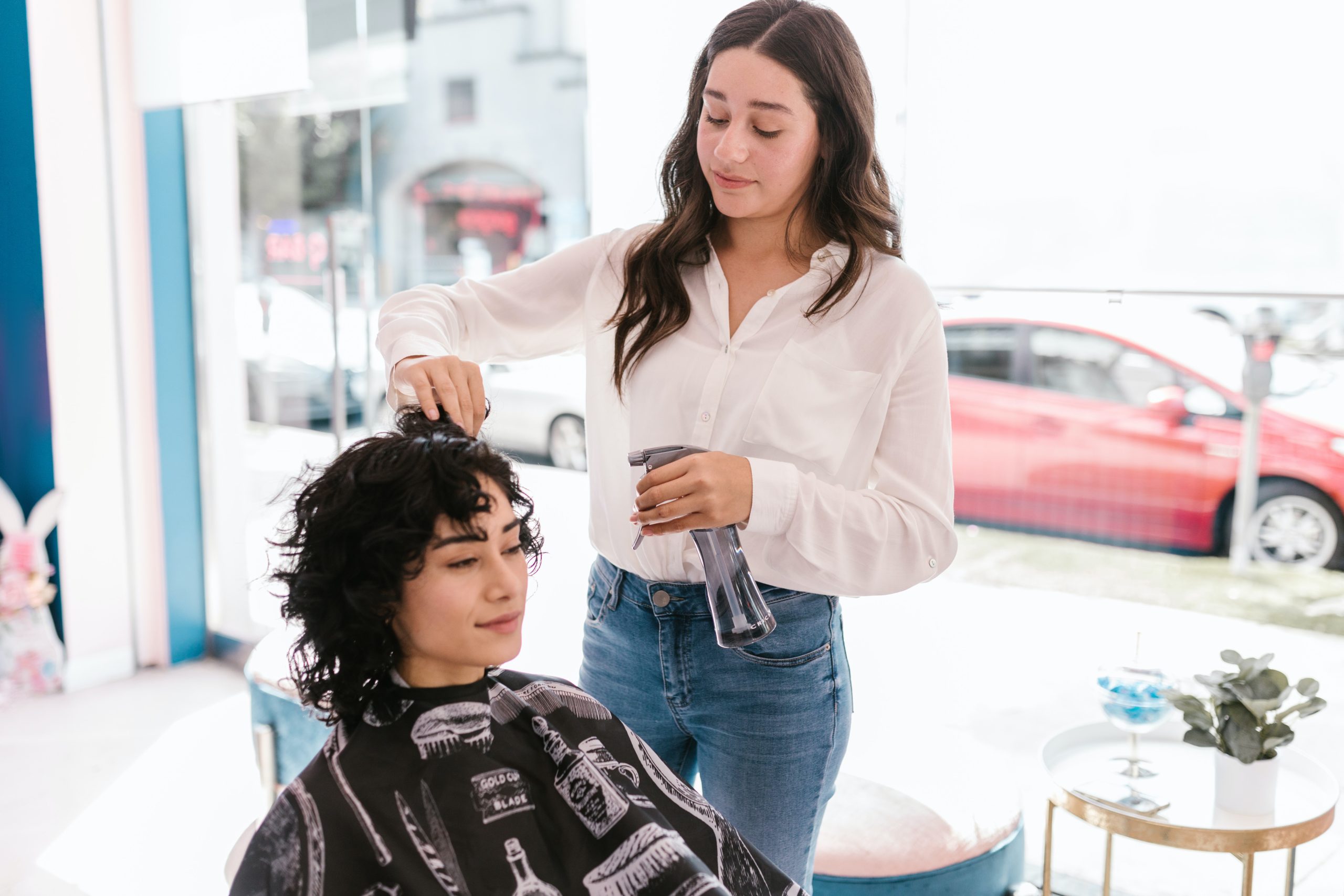 Ce trebuie să faci dacă vrei să devii hairstylist