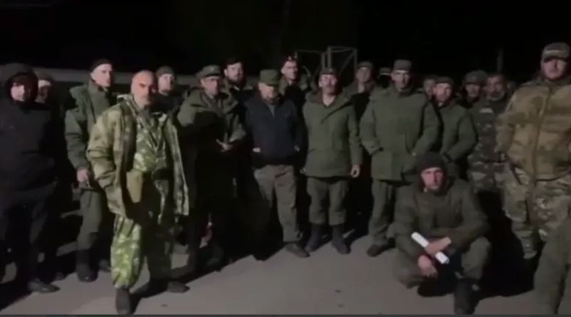 VIDEO. Un întreg detașament de voluntari ruși a fugit de pe front. Putiniștii se simt înșelați: li s-a spus că merg să jefuiască în liniște, dar s-au trezit sub bombardamente. „O cutie de castraveți a explodat și tot curajul le-a căzut în pantaloni”
