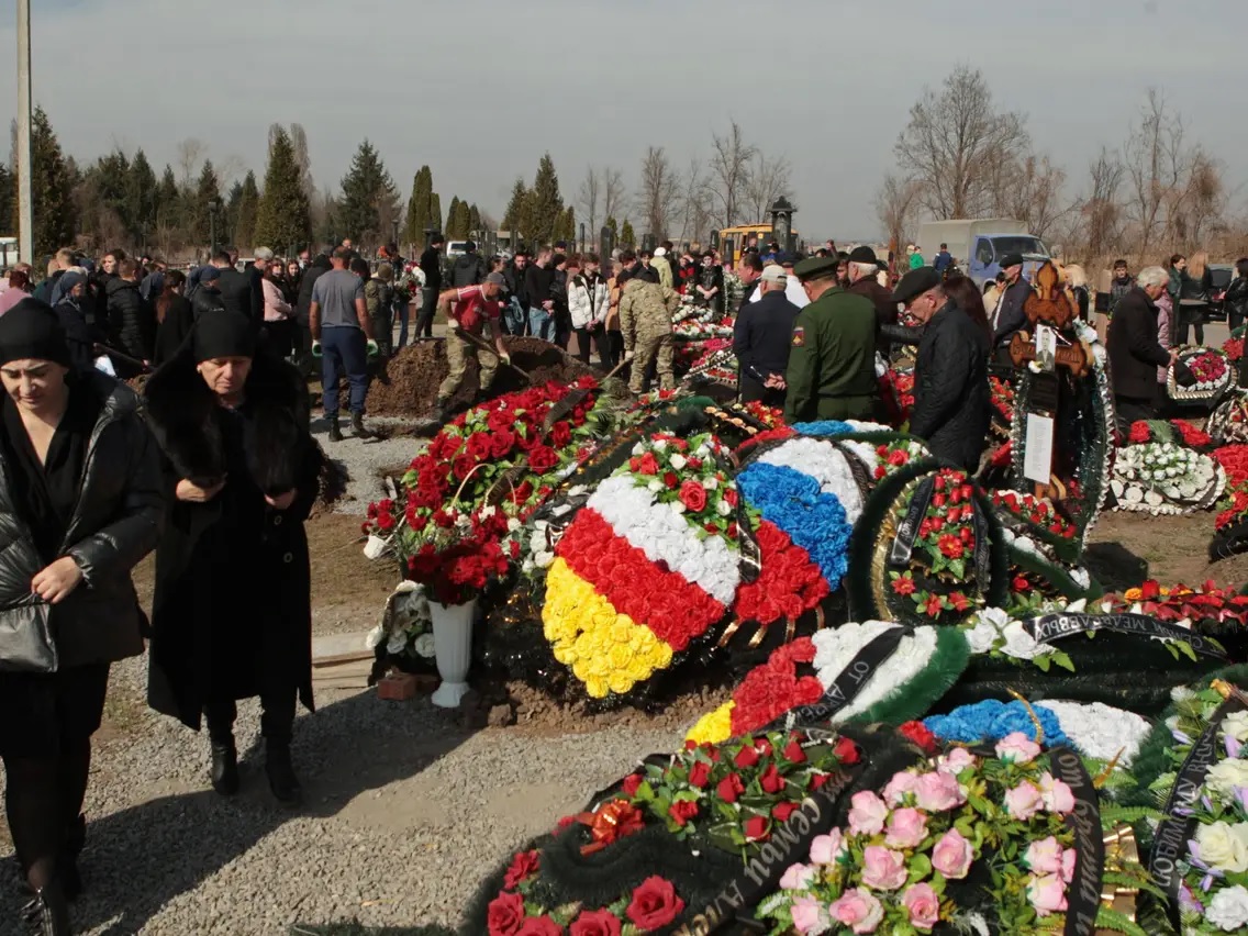 Asaltul femeilor din Donețk asupra Comandamentului pro-rus: „Nemernicilor, unde i-ați dus pe copiii noștri?!”. Soldat rus: „În fiecare zi moare cineva. Din primul lot de 60, au rămas 7”