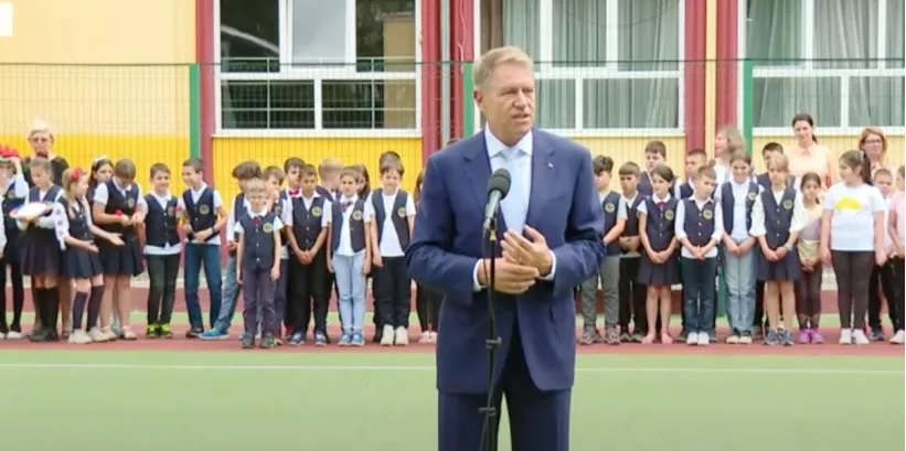 VIDEO. Zeci de copii ținuți în soare, la o școală din Buzău, ca să-l asculte pe Iohannis vorbind de pensii, inflație, legile securității și consumul de droguri. La final, elevii au fost puși să-l aplaude
