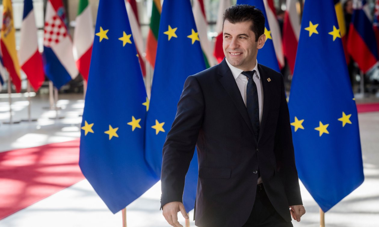 Bulgaria, aruncată în haos de Moscova. Guvernul a expulzat 70 de „diplomați” ruși implicați în ruperea coaliției de guvernământ, socialiștii le iau apărarea agenților străini