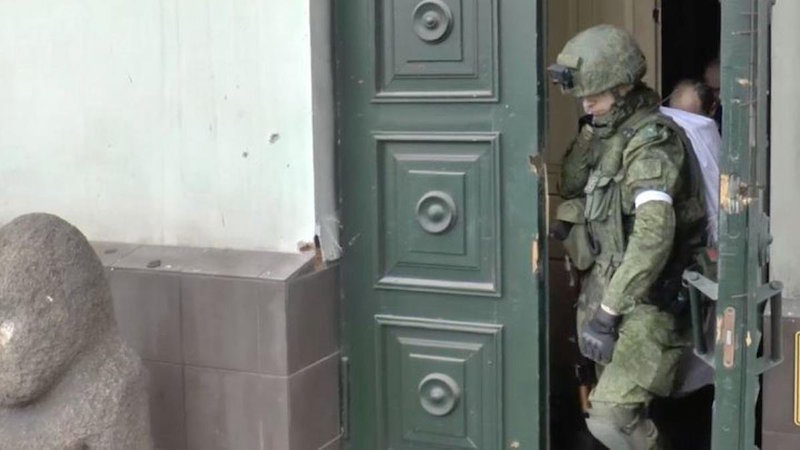 În sudul Ucrainei, principala grijă a invadatorilor ruși e să cucerească noi teritorii, pentru a le jefui! Au ajuns să se lupte între ei pentru bunurile furate din casele localnicilor