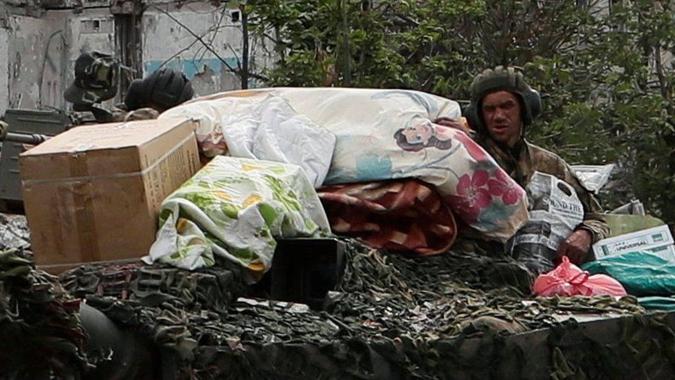 O ucraineancă refugiată în Anglia a văzut cum bunurile ei din Lugansk erau furate de ruși cu tancul! Lângă turelă era un bazar: boilerul, televizorul, cearceafurile cu personaje Disney