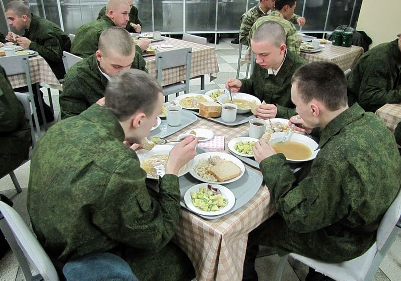 Militarii ruși se plâng că rațiile sunt furate și vândute înainte să ajungă la ei. „Știi ce am mâncat azi? Nu ai mai mâncat niciodată așa ceva. Un câine! Cred că a fost în regulă…“