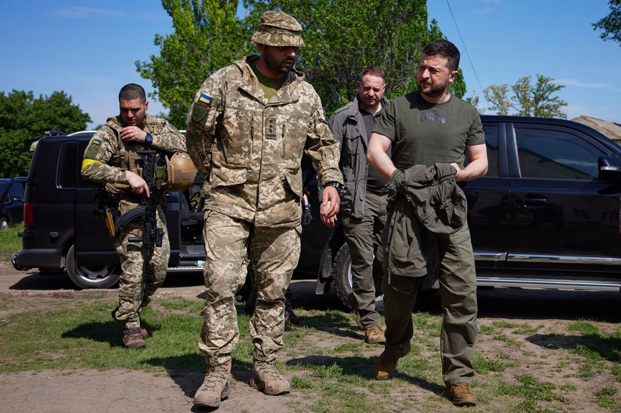 VIDEO. Incredibil: Zelenski și-a vizitat armata în cele mai periclitate zone de pe front! „Își inspiră oamenii și nu e un lider de buncăr, ca Putin, care nu vizitează trupele rusești prost hrănite și conduse“