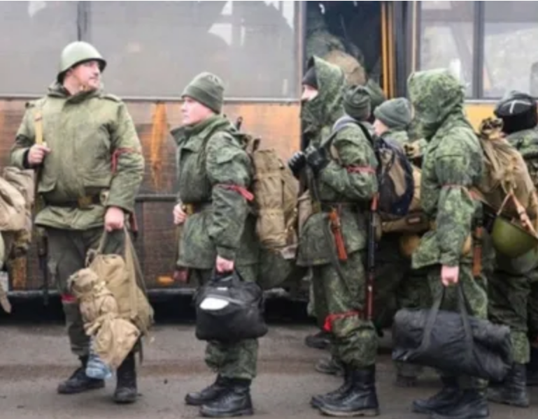 Metoda perversă a rușilor pentru înrolarea bărbaților din Lugansk: îi atrag cu salarii uriașe la o firmă publică, iar a doua zi după angajare îi trimit pe front!