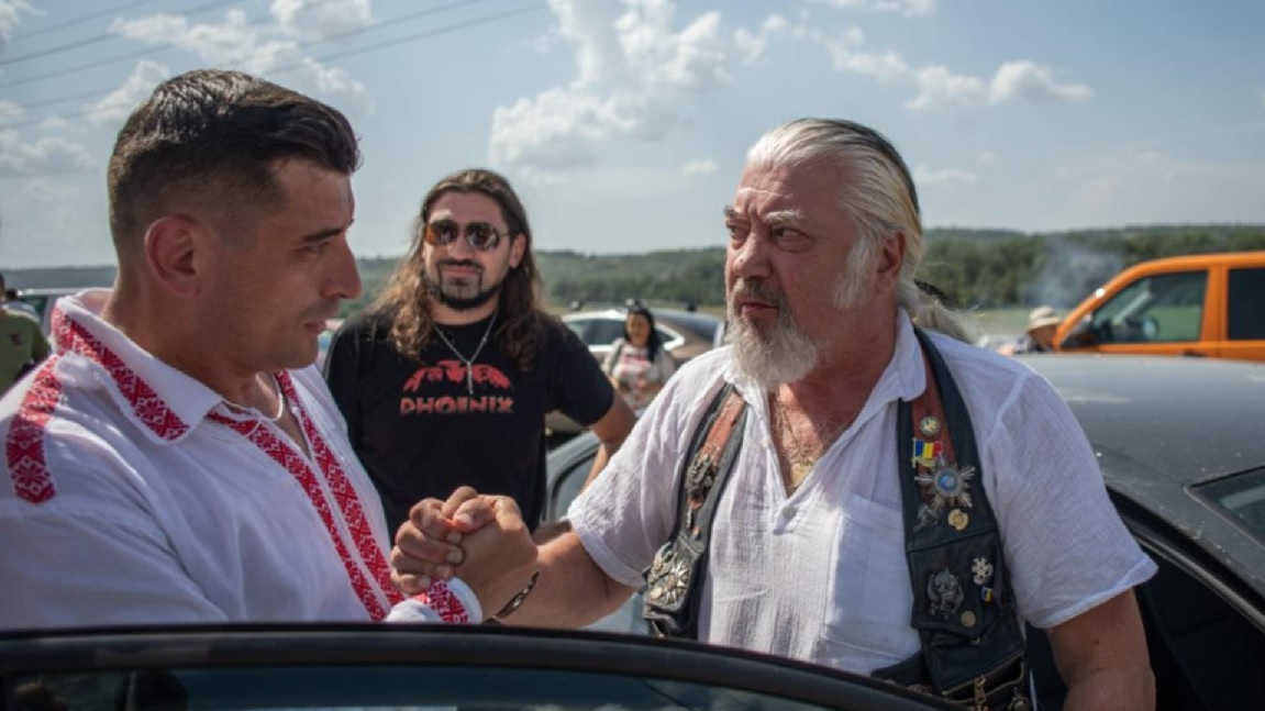George Simion, plesnit de autorul versurilor melodiei „Phoenix”, proclamată „imnul AUR”. Regizorul Andrei Ujică: „Interzic orice însușire și folosire abuzivă fie și a unui singur vers”