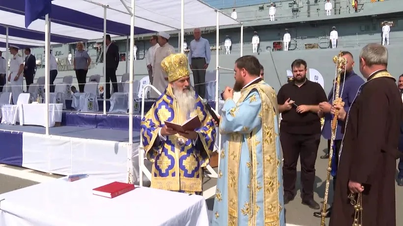 ÎPS Teodosie, furibund după ce organizatorii i-au tăiat sunetul la slujba religioasă de Ziua Marinei. Prelatul a mai vorbit 5 minute fără să-l audă nimeni, apoi a plecat afurisindu-i pe cei rămași