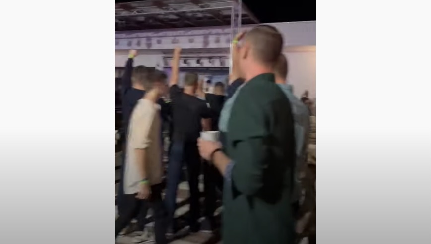 VIDEO. Liberalii strânși la Școala de Vară a PNL, filmați când scandau: „PSD, m… PSD!”. După ce s-a aflat, președinta tineretului liberal și-a cerut scuze
