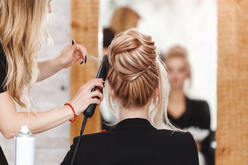 Cât poate câștiga un hairstylist în București?