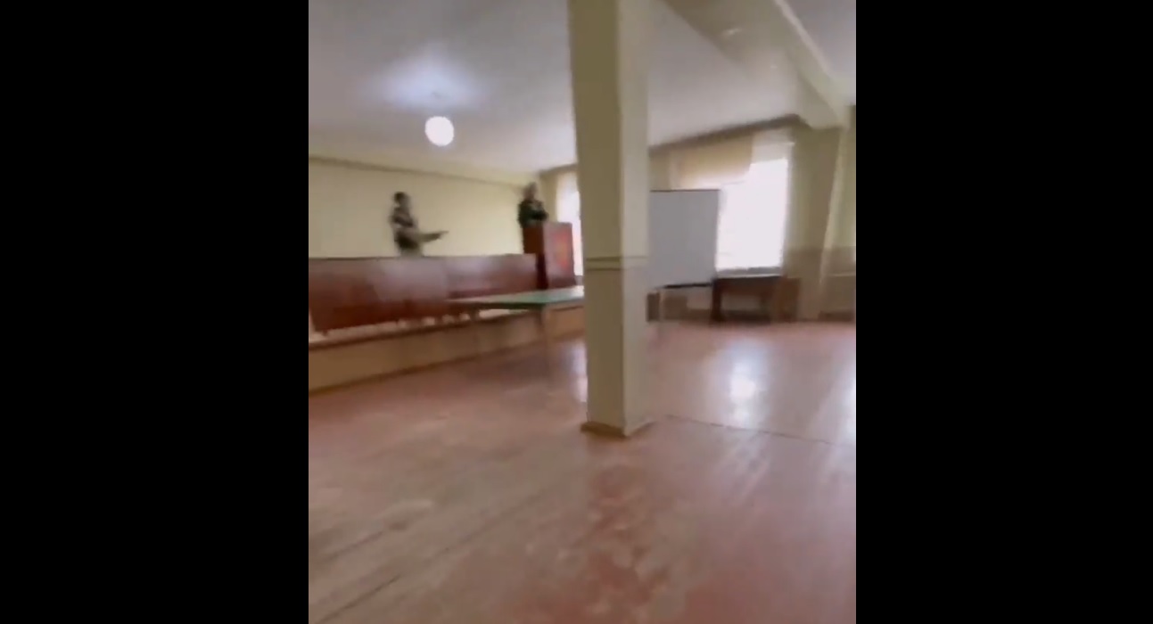 VIDEO. Nebunie în Rusia: șeful unui centru de recrutare – ucis de un tânăr care refuza să meargă pe fron! Recruții se bat cu polițiștii și-i cheamă să meargă cu ei la moarte. În Moscova sunt arestate și femeile din stațiile de autobuz