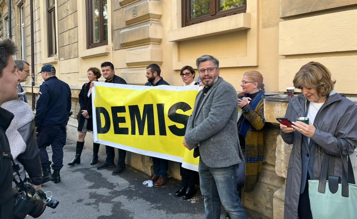 Cum ascund televiziunile din România evenimentele importante: doar B1 TV a trimis echipă la protestul pe care 20 de intelectuali îl fac la Ministerul Educației, unde cer demisia ministrului Cîmpeanu prins că a plagiat