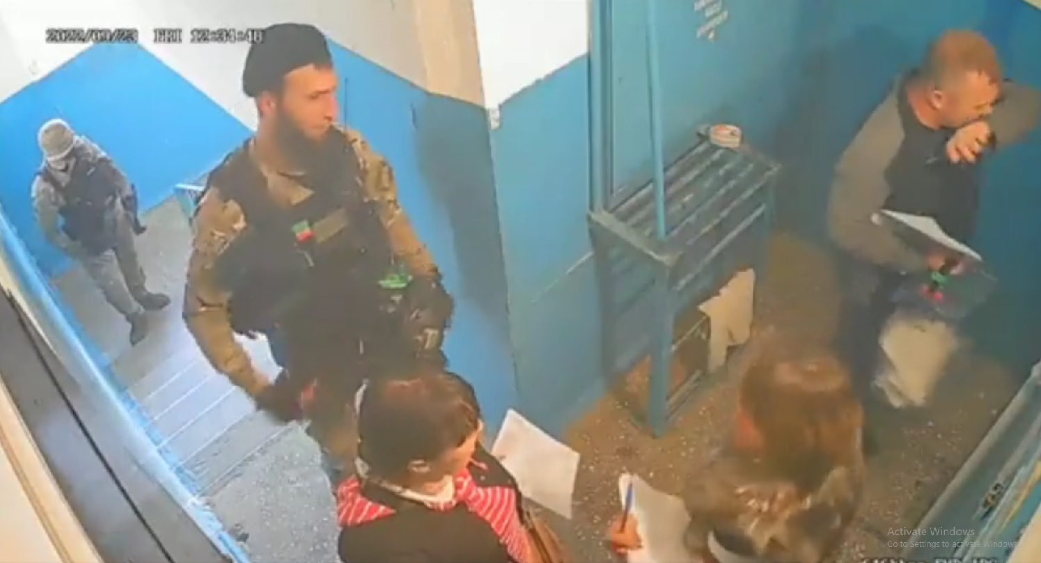 VIDEO. Referendumul lui Putin: comisarii merg din ușă-n ușă, însoțiși de ceceni cu mitralierele pregătite. De frică, mulți locuitori nu deschid ușile