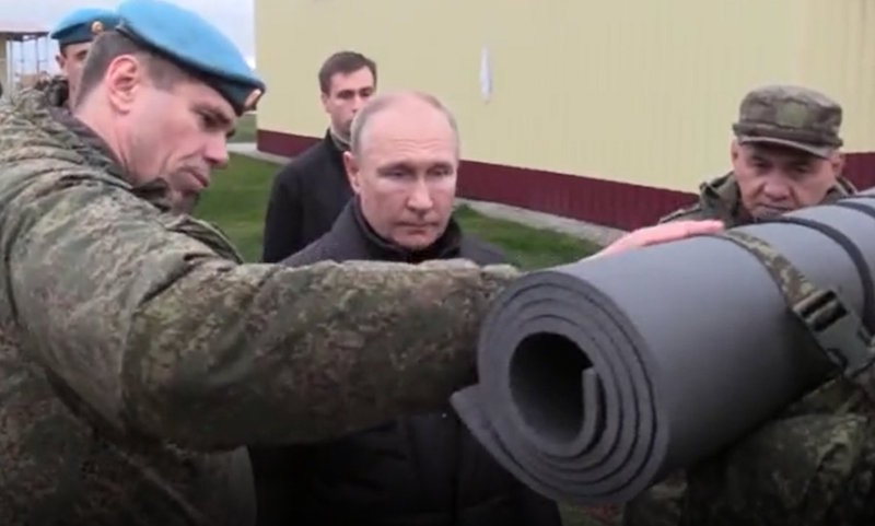 Nu Putin a mers la poligonul din Riazan, ci sosia sa! Seamănă cu dictatorul, însă are câteva avantaje: nu are cancer, nici Parkinson, nici tulburare schizoafectivă