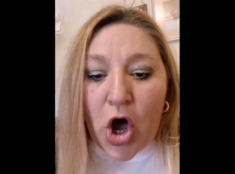 VIDEO. Cum se face gura lu’ Șoșoacă pâlnie rusească atunci când cere agresiv „RoExit!”. Senatoarea putinistă vrea să abandonăm Ucraina în gherele Rusiei