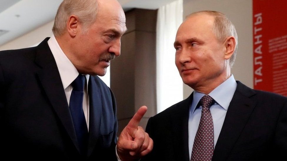 Ce se-ntâmplă în Belarus? Lukașenko a dat ordin să fie înlocuiți toți bucătarii, servitorii și gărzile după ce ministrul de Externe a murit subit. Se teme că-l asasinează serviciile lui Putin