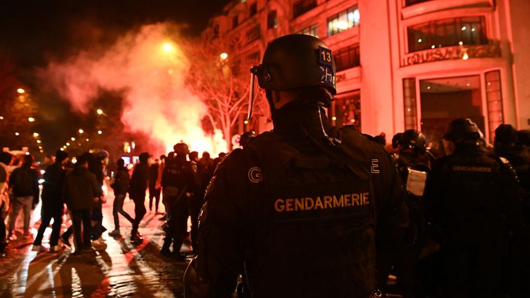 VIDEO. Scene de război civil în Franța după ce Marocul a pierdut cu „Les Bleus” la Cupa Mondială. Un marocan a fost călcat de o mașină care fugea după ce huliganii se repeziseră să smulgă steagul Franței de pe portieră