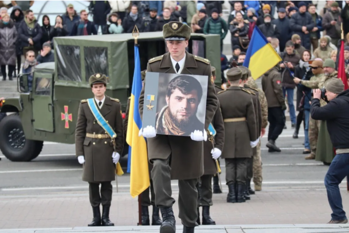 FOTO. Mii de ucraineni, în frunte cu Zelenski și conducerea militară, l-au condus pe ultimul drum pe legendarul comandant „Da Vinci”, pierit eroic în luptele pentru Bahmut